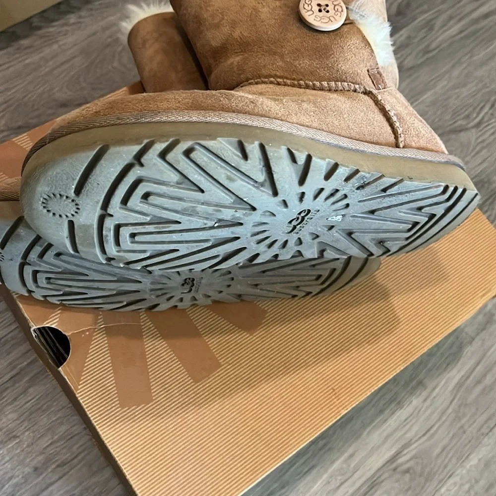 Women's Tan Shearling Boots by UGG💙A little  Discolor✅